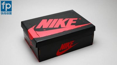 增加趣味性 尼龙材质鞋舌 鞋舌上的复古潮牌SWOOSH LOGO 鞋帮两侧皮革内印有“85” 广东清远广硕鞋业（OW联名AJ1北卡蓝开箱测评 OFF WHITE x AJ1联名款快传开箱）