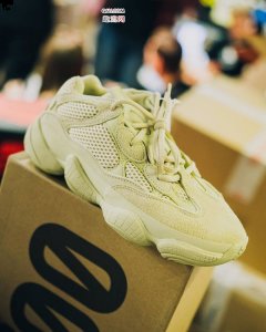 没买到的也不潮牌资讯要太伤心哦（椰子500黄月亮上脚图欣赏 Yeezy 500 “Supermoon yellow”多少钱）