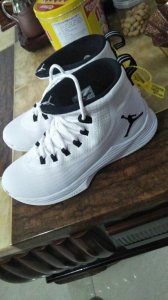 现在就是我们宝贝登场的时候潮牌品牌啦 纯白即是正义 来说说正经的东西（AJ ultra fly2X实战测评 AJ ultra fly2X打球测评）