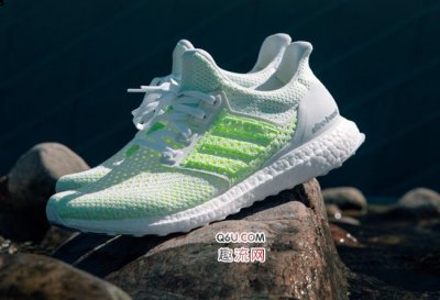 另一款为纯黑装扮潮牌品牌点缀有荧光绿和红色（阿迪达斯ub Clima荧光配色上脚图 adidas UltraBoost Clima脚感如何）