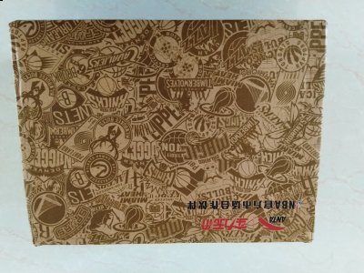 可以看到鞋身没潮牌品牌有明显的安踏logo（汤普森文化鞋开箱测评 汤普森文化鞋值得买吗）
