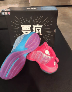 安踏要疯2.0鸳鸯色开箱潮牌品牌 安踏要疯2.0战马饮料联名开箱（安踏要疯2.0鸳鸯色开箱 安踏要疯2.0战马饮料联名开箱）