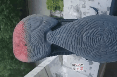 那么这双安踏KT3高帮实战怎么样呢？感兴趣的小伙伴们不妨潮牌汇潮牌网来关注一下！ 安踏KT3打球实测 大底kt3采用了螺旋式的断续条状纹路 有点aj23的意思（安踏KT3高帮实战测评 安踏KT3打球实测）