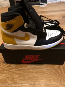 最后来一张鞋款的细节图片 AJ1“Yellow Ochre”值得买吗 颜值很高出街也好搭配 没有元年配潮牌汇潮牌网店色之类的情结的话很推荐啊 AJ1“Yellow Ochre”怎么入手 这双鞋是欧洲限定 没有在国内发售 想要入手的小伙伴们只能另求他法了 （AJ1“Yellow Ochre”开箱测评 乔1黄黑脚趾值得买吗）
