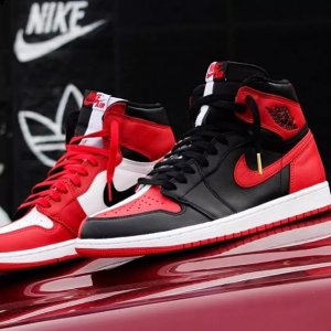 就让我们拭目以待吧... OFF-WHITE x Nike Air Force 1 Lo潮牌信息w 白色 发售日期：2018年5月｜发售价：$150 除了之前曝光的黑色版本外（四五六月值得买的耐克鞋有哪些 耐克第二季度重磅鞋款盘点）
