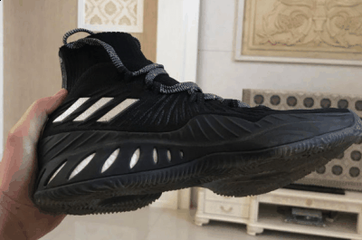 编织面料和袜套让潮牌汇潮牌网整只脚固定在鞋体内（Adidas维金斯2017 CNY脚感好吗 阿迪达斯crazy explosive 2017中国年上脚测评）