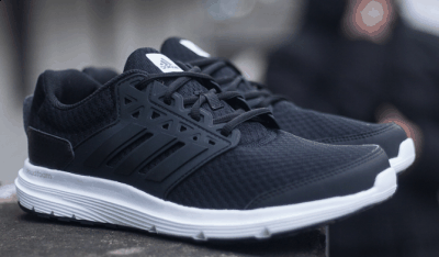 例如大家喜欢潮牌的黑白搭配（阿迪达斯galaxy系列脚感好吗 Adidas galaxy系列跑步怎么样）
