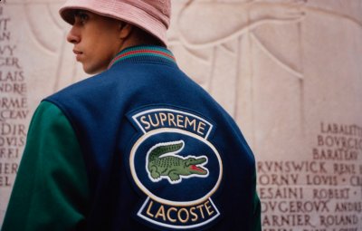 以线上快闪店形式引爆潮流复古风潮！ SUPREME x LACOSTE 入手方法 关注 LACOSTE 官方微信公众号潮牌汇潮牌网店； 输入开始抢购参与答题； 答题成功后获得专属抢购码； 凭抢购码于 2018 年 4 月 21 日上午 11 点整在LACOSTE 官方商城参与抢购（SUPREME联名鳄鱼2018新品怎么购买 SUPREME x LACOSTE 入手方法）