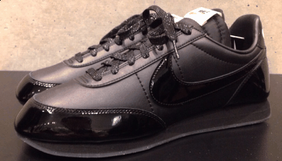 后跟处则以白色潮牌资讯 CDG 标志彰显鞋款身份（CDG x Nike联名款Night Track在哪买 耐克CDG联名Night Track怎么样）