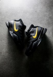 前掌感觉潮牌资讯还可以（耐克ZK1“Mamba Day”开箱 ZK1黑金实战测评）