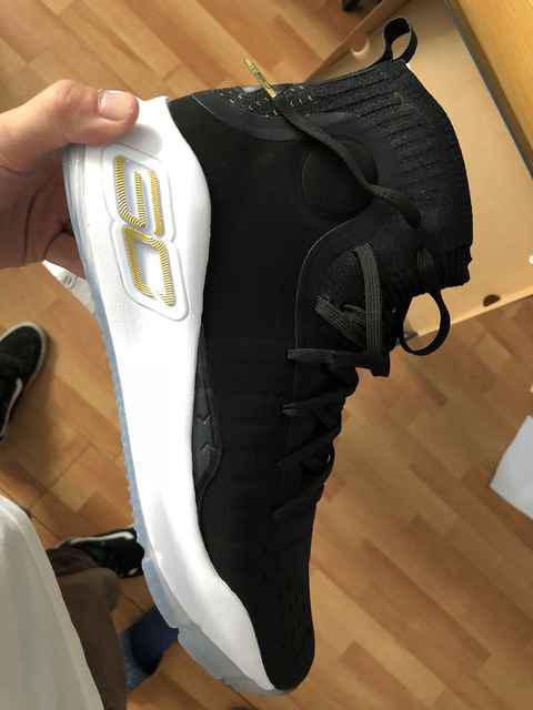 库里4黑金做工怎么样 UA Curry 4黑金细节赏析