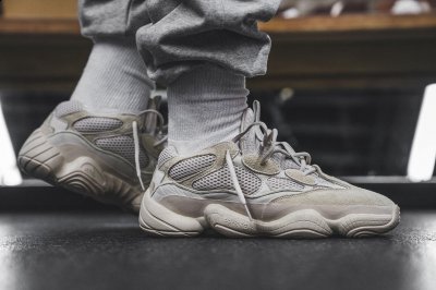 其实如果就仅仅是一双鞋潮牌而已 小编不建议用这个价格入手 （Yeezy 500 Blush货量大吗 Yeezy 500 Blush难买吗）