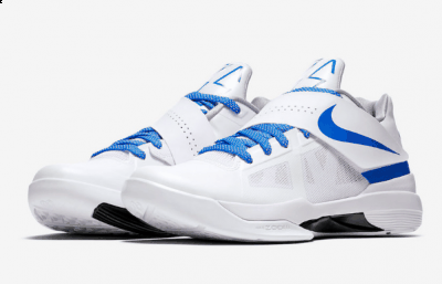  这款配色是将在6月7号发售 小伙伴们先耐心等待吧 Nike KD 4Thu潮牌信息nderstruck多少钱 鞋款由白色、黑色、蓝色以及狼灰色构成；配置方面尽管没有采用飞线设计（杜兰特4代雷神配色什么时候复刻 Nike KD 4