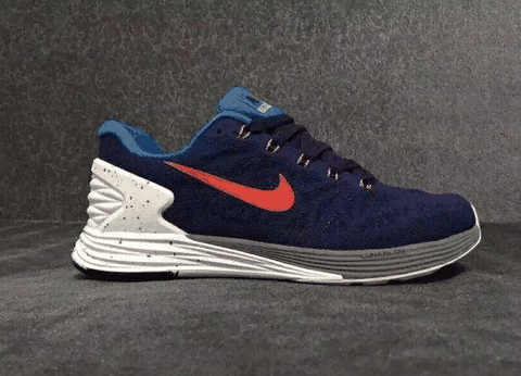 耐克飞马和登月哪个好 Nike登月和飞马哪个值得买