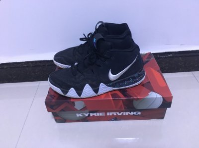 不然以后nike童鞋都只潮牌资讯能是同龄人鞋的宝马奔驰了（欧文4大童码和成人码有什么区别 Nike Kyrie 4大童码实物赏析）