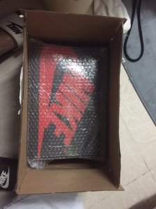  在近些年AJ的势头潮牌品牌可以说是越来越猛（AJ1爱与尊重实物开箱 Air Jordan 1 re2pect细节鉴赏）