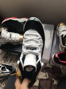 也还是可以找一点的潮牌资讯 就是画圈的这块小胶皮（AJ11变色龙和其他AJ11系列有什么不同 Air Jordan 11变色龙对比赏析）