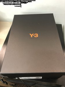跟其他鞋提的设计是不一样的 感觉是有讲潮牌汇潮牌网店究的 阿迪达斯Y-3 Kusari值得入手吗 这双鞋的价格不便宜（阿迪达斯Y-3 Kusari黑白配色实物开箱 Adidas Y-3 Kusari细节鉴赏）
