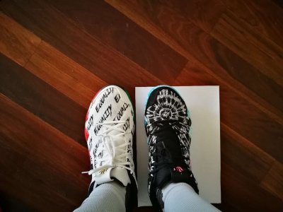 因为是实战潮牌信息性能的球鞋（欧文4国内版本和国外版本有什么区别 Kyrie 4国内国外版本哪个好）