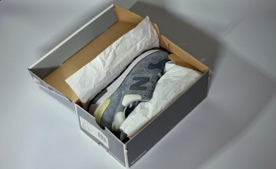 也很少在网上看潮牌品牌到相关文章介绍（新百伦1400SB实物开箱 New Balance 1400SB细节鉴赏）