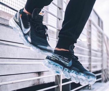 不过长远来看依旧潮牌有缓慢上涨的趋势（Off White x Air VaporMax 2.0市场价多少 Nike Air VaporMax 2.0联名款还会涨价吗）
