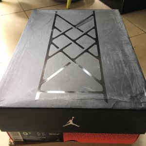 首发黑红配色向“禁穿“故事致敬 AJ31黑粉实物开箱 熟悉的鞋盒 鞋盒内的装饰 这款配色确实潮牌品牌还是很骚气的 Air Jordan 31黑粉细节鉴赏 整体鞋身很完美 鞋头 后跟倒是很低调的 鞋底也是略带粉色 AJ31黑粉脚感好吗 脚感还是可以的 （AJ31黑粉实物开箱 Air Jordan 31黑粉细节鉴赏）
