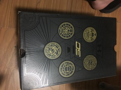然后觉得是相当不错啊 库里4中国行配色开箱图潮牌汇潮牌网店 鞋盒 还是库里4的设计 尺码和产地 直接开箱了 整体的感觉很棒（库里4中国行配色开箱图 UA Curry 4中国行实物欣赏）