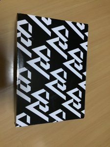  鞋底的3就是为了纪念朋友 正面金色logo 我们打开魔术贴 KB3的字样呈现了出来 细节很到位 鞋子潮牌商城内的细节 很棒了 威少1代“tribute”值得买吗 对趣流网小编来说是很值的 威少这种重感情的精神是值得我们去学习的 很棒的一款威少1代 （威少1代“tribute”实物开箱 why not zer0.1“tribute”实物欣赏）