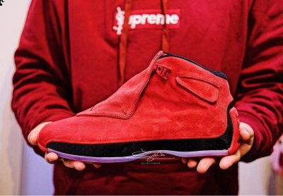是你与此前发售的蓝麂皮版本Air Jordan 12“Blue Suede”搭配鸳鸯的最好选择！潮牌汇潮牌网 AJ5“Red Suede”#p#分页标题#e# 愤怒的公牛配色Air Jordan 5“Raging Bull”作为Air Jordan 5代鞋型中最具人气的配色之一（耐克红色球鞋有哪些 2018年大红色球鞋推荐）