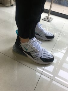再从Max 98到潮牌资讯如今的Max 270（Air Max 270黑白蓝上脚测评 Nike Air Max 270黑白蓝脚感如何）