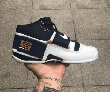 命名为士潮牌兵系列（詹姆斯士兵1代海军蓝复刻版实物图 Nike Zoom Soldier 1海军蓝复刻版细节鉴赏）