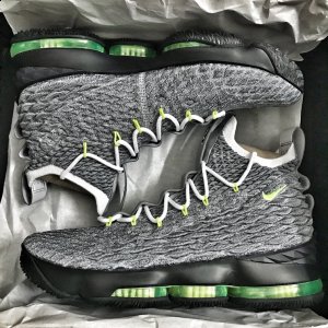 趣流网小编表示潮牌信息还是非常喜欢的（詹姆斯15 Air Max 95配色实物开箱 LeBron 15 Air Max 95细节鉴赏）