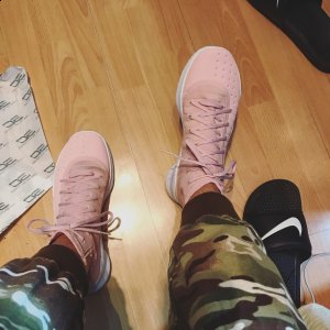  对于库里的人气潮牌安德玛是看在眼里的（库里4情人节脚感怎么样 UA Curry 4情人节上脚测评）