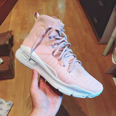 库里4情人节脚感怎么样 UA Curry 4情人节上脚测评