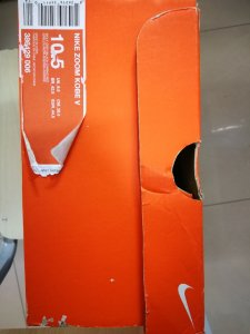 所以就做个开箱展示一下这双鞋 科比5代潮牌资讯金刚狼实物开箱 鞋盒在快递的过程中受到了摧残 开箱吧（科比5代金刚狼实物开箱 Nike Zoom Kobe 5金刚狼实物赏析）