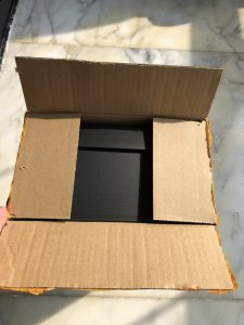 趣流网小编因为参加一次阿迪达斯的官方活动而有幸获得了这双鞋 阿迪达斯UB Xeno编织版实物开箱 鞋盒包装的还是比较完整的 直接开箱不墨迹了 UB系列的鞋子还是很不潮牌商城错的 Adidas Xeno UltraBoost细节欣赏 侧面的三道杠是紫色打造 另一面同样 屁股是被分为了两块 鞋底的白色纹路 整体的感觉还是非常完美的 阿迪达斯UB Xeno编织版值得买吗 如果说需要一双跑鞋的话还是可以选择入手的 但是请正视这双鞋的价格哦 （阿迪达斯UB Xeno编织版实物开箱 Adidas Xeno Ultra