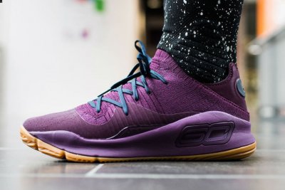 搭配湖水潮牌汇潮牌网蓝的细节（库里4低帮骚紫色在哪买 Under Armour Curry 4 Low多少钱）