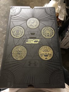 也是相当潮牌信息的骚气（库里4情人节配色实物开箱 UA Curry4情人节细节赏析）