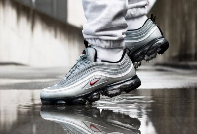 出气孔道是横向潮牌品牌设置在鞋底上部（耐克VaporMax 97银子弹多少钱 Nike Air VaporMax 97“Silver Bullet”何时发售）