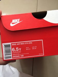 也是有闲钱入手了一双Air Max 270 耐克Air Max 270纯白开箱图 我们先看鞋盒吧 尺码看得很清楚 鞋盒内的钢印 然后就是这双纯白270了 真的很帅气 Nike Air Max 270纯白实物欣赏 鞋身还是潮牌品牌很是帅气的 细节也是很到位 鞋底的大气垫真的亮眼 鞋垫的厚度保证了鞋子的舒适度 而且鞋垫确实还蛮舒服的 屁股看上去更有大气垫的感觉了 鞋内的走线 耐克Air Max 270纯白偏码吗 偏码的情况应该是不会出现的 趣流网小编上脚试了试之后觉得是非常合脚的 （耐克Air Max 270