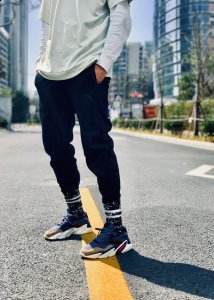 是不是很帅呢 在造型上是又升级了 上脚的效果简直是帅爆了 和女朋友一起搭配效果也不错 安踏老爹鞋情人节特别版实潮牌物欣赏 这次的配色是比较低调的 鞋身是深蓝色和一抹灰色和红色打造 后跟处好像还是漆皮材质 总之是真的很棒了 安踏老爹鞋1.5代情人节值得买吗 能跟女朋友一起穿的鞋（安踏老爹鞋1.5代情人节上脚欣赏 安踏老爹鞋情人节特别版实物欣赏）