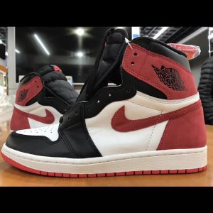 其后跟以及 Swoosh 处潮牌品牌配饰用料改为了磨砂皮革（AJ1“6 Rings”货量大吗 AJ1“6 Rings”会涨价吗）