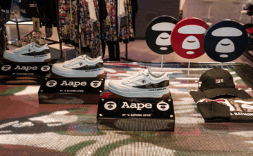  这双鞋在中国潮牌资讯的发售价格为1050（斐乐联名AAPE鞋子多少钱 AAPE x Fila T-1 Mid在哪买）