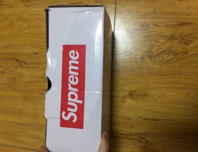 尤其是跟Supreme这样的大潮牌牌扯上关系那更是不得了了（范斯联名Supreme Pro绿骷髅实物开箱 Vans X Supreme Pro绿骷髅细节鉴赏）
