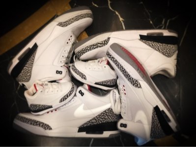  AJ3“JTH”和白水泥对比 首先是鞋盒 差距还是很明显的 鞋面部分潮牌资讯 鞋舌的签名 鞋底的“Nike”和“Jordan” 鞋垫的签名 斜面上没有什么大的区别 细节还是很棒的！ （AJ3“JTH”和AJ3白水泥有什么区别 AJ3“JTH”和白水泥对比）