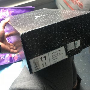 表面的纹路看起来还很不错的 侧面的尺码 鞋潮牌品牌盒背面 鞋盒内的钢印 开箱了 然后就是这双主角了 红漆皮的AJ4（AJ4红漆皮开箱测评 Air Jordan 4红漆皮细节赏析）
