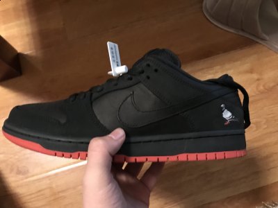适合夏季穿搭 鞋底较为“简陋潮牌资讯” 耐克Dunk SB黑红值得买吗 这双NIKE SB（耐克SB黑鸽子开箱测评 耐克Dunk SB黑红实物开箱）