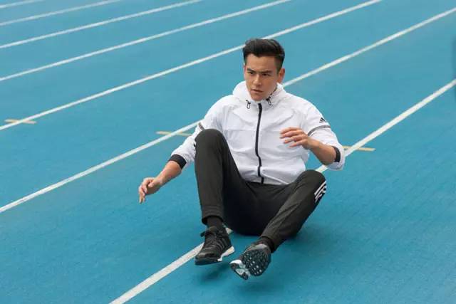 王俊凯设计的鞋多少钱 王俊凯nike鞋子多少钱