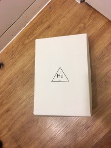 刚拿到的时候真是很激动的 开箱吧宝贝 这款联名系列的颜值是真的没话说的 Pharrell x adidas“Hu 潮牌资讯Holi Powderdye”细节鉴赏 这细节真的是很棒 相信上脚的感觉也会很不错的 这双鞋小伙伴们喜欢吗 菲董Hu Holi Powderdye值得买吗 值得是肯定值得的（菲董Hu Holi Powderdye实物开箱 Pharrell x adidas“Hu Holi Powderdye”细节鉴赏）