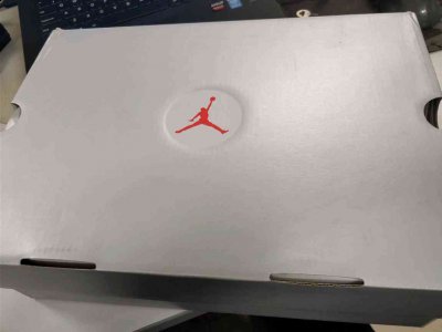 Air Jordan 13 一直以独特帅气潮牌品牌的外形在国内拥有着超高的人气（AJ13黑珍珠开箱测评 Air Jordan 13黑珍珠深度赏析）